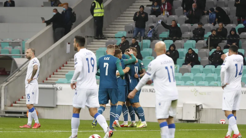 Fotografija: Slovenski nogometaši so se od rezultatsko zelo povprečnega kvalifikacijskega ciklusa poslovili z zmago. FOTO: Leon Vidic/Delo
