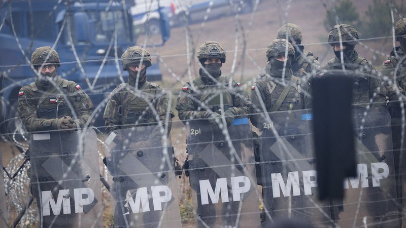 Fotografija: Poljska policija varuje mejo z Belorusijo. FOTO: Oksana Manchuk/AFP
