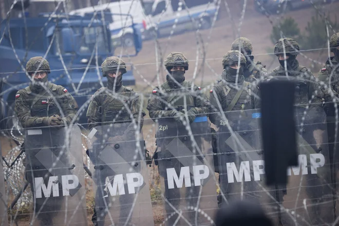 Poljska policija varuje mejo z Belorusijo. FOTO: Oksana Manchuk/AFP
