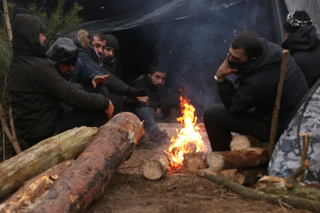 Ob meji je večja množica migrantov, ki so menda odgovor na sankcije EU. FOTO: Reuters
