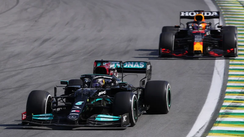 Fotografija: Lewis Hamilton je mojstrsko prehitel Maxa Verstappna. FOTO: Amanda Perobelli/Reuters
