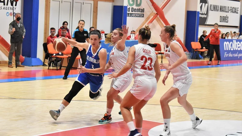 Teja Oblak(z žogo) in soigralke so zanesljivo osvojile Drač. FOTO: FIBA