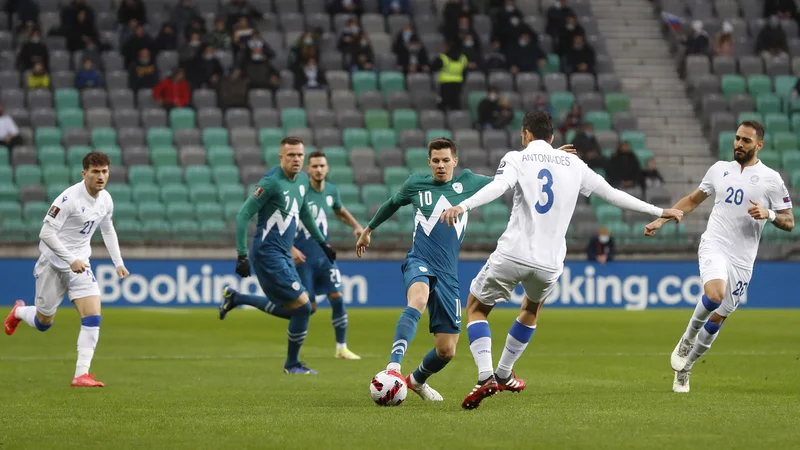 Fotografija: Miha Zajc (s št. 10) je bil najboljši slovenski nogometaš v novembrskem delu kvalifikacij za svetovno prvenstvo v Katarju. FOTO: Leon Vidic