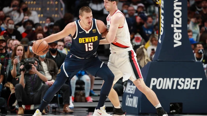 Fotografija: Pred gostovanjem v Dallasu pri Luki Dončiću je Nikola Jokić (levo) dal lekcijo tekmecem iz Portlanda. FOTO: Justin Tafoya/AFP
