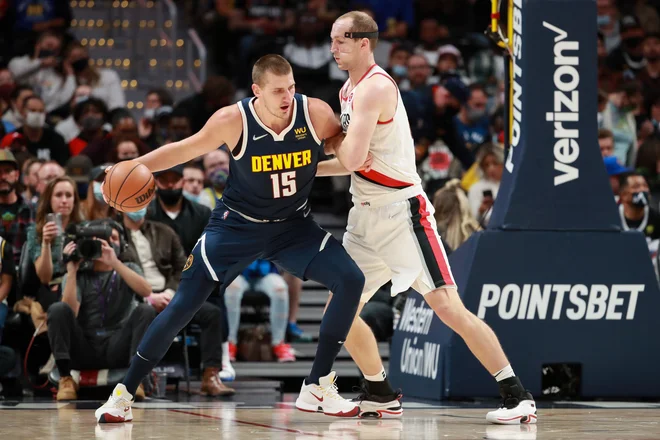Pred gostovanjem v Dallasu pri Luki Dončiću je Nikola Jokić (levo) dal lekcijo tekmecem iz Portlanda. FOTO: Justin Tafoya/AFP
