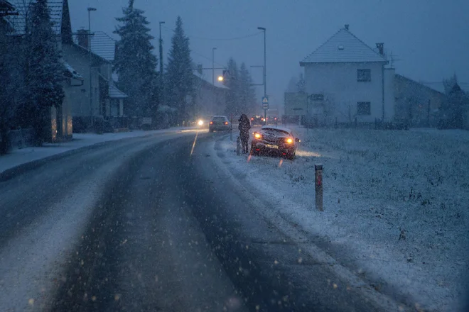 Del zimske opreme vozil so tudi snežne verige, ki zagotavljajo najboljši oprijem za ekstremne zimske razmere, kot je močno sneženje. FOTO: Leon Vidic/Delo
