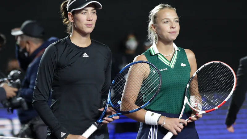 Fotografija: Španka Garbine Muguruza (levo) je končala niz dvanajstih zmag Estonke Anette Kontaveite, a obe teniški igralki sta se uvrstili v polfinale zaključnega turnirja WTA. FOTO: Henry Romero/Reuters