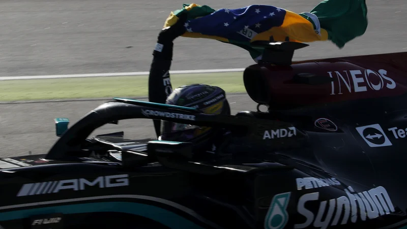 Fotografija: Lewis Hamilton sije prehitro odpel varnostni pas. FOTO: Amanda Perobelli/Reuters