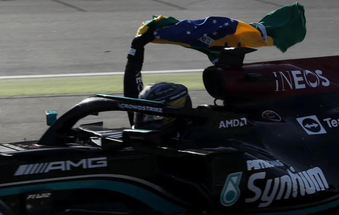 Lewis Hamilton sije prehitro odpel varnostni pas. FOTO: Amanda Perobelli/Reuters
