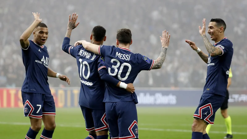 Fotografija: Kylian Mbappe (levo) in Neymar sta s Francijo oziroma Brazilijo na SP že uvrščena, njuna klubska soigralca pri Paris Saint-Germainu Messi in Di Maria (desno) sta blizu. FOTO: Eric Gaillard/Reuters
