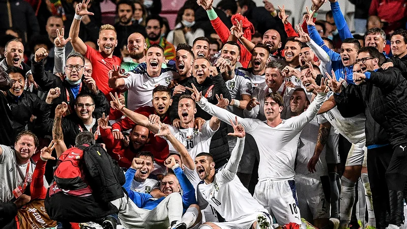 Fotografija: Na štadionu luči v Lizboni so Srbi zadnji ugasnili luč in se zasluženo veselili uvrstitve na svetovno prvenstvo. FOTO: Patricia De Melo Moreira/AFP