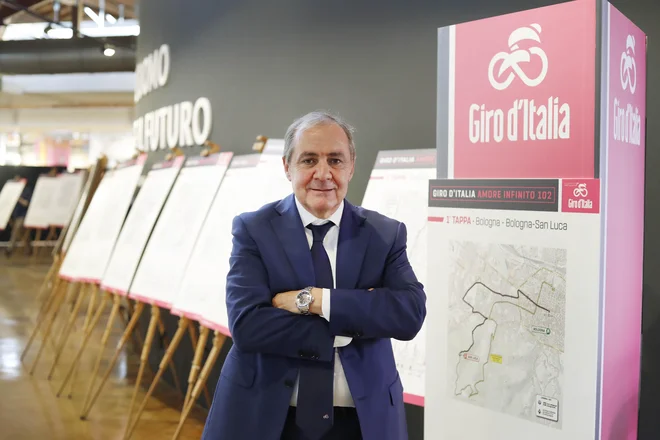 Direktor Gira Mauro Vegni izziva Tadeja Pogačarja. FOTO: Leon Vidic
