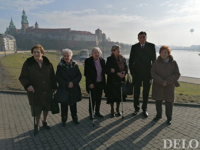 Borut Pahor z nekdanjimi internirankami na spominski slovesnosti ob 75. obletnici osvoboditve taborišča Auschwitz-Birkenau. FOTO: Anja Intihar/Delo
