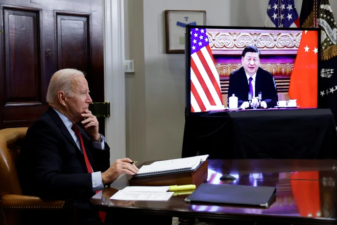 Predsednika ZDA in Kitajske Joe Biden in Xi Jinping med virtualnim pogovorom. FOTO: Jonathan Ernst/Reuters