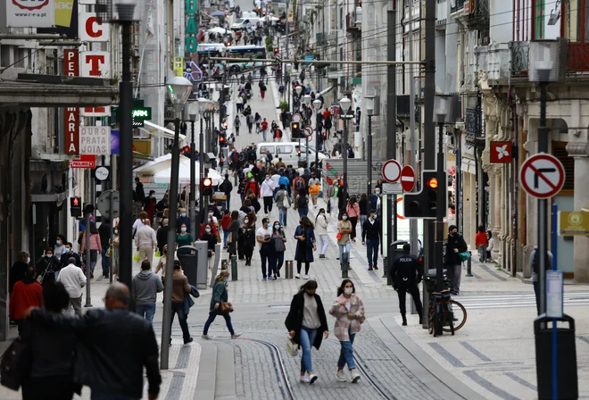 Na Portugalskem je cepljenih skoraj 90 odstotkov ljudi. FOTO: Violeta Santos Moura/Reuters
