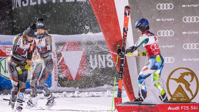 Fotografija: Andreji Slokar (desno) sta ob proslavljanju zmage pomagali Norvežanki Thea Louise Stjernesund in Kristin Lysdahl. FOTO: Johann Groder/AFP
