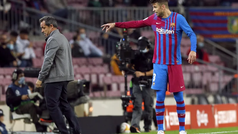 Fotografija: Člansko moštvo in Gerarda Piqueja bo iz rok začasnega trenerja Sergija Barjuana (oba na fotografiji) prevzel dolgoletni vezist in Piquejev soigralec Xavi Hernandez. FOTO: Albert Gea/Reuters
