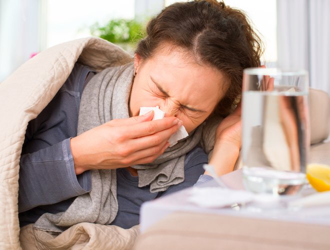 Virus gripe poškoduje sluznico dihal in bakterijam omogoči prodor v pljučno tkivo, zato se kot zaplet gripe lahko razvije bakterijska pljučnica.  FOTO: Shutterstock 
