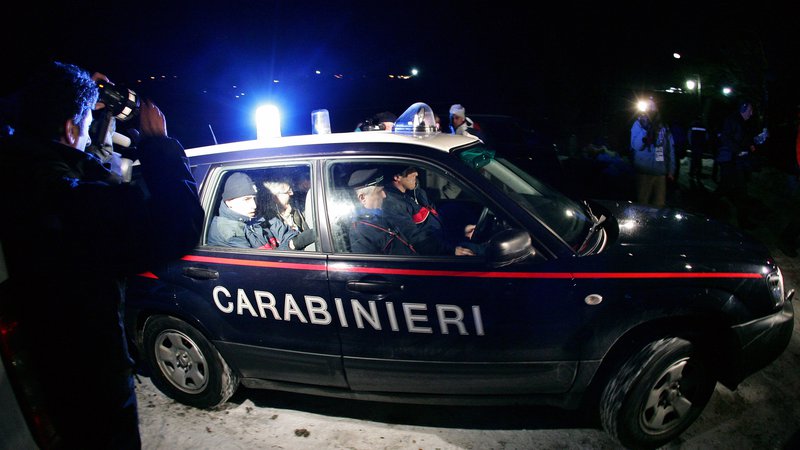 Fotografija: Policisti so v racijah, ki so med drugim potekale v Reggio Calabrii, Milanu, Firencah in Livornu, zasegli tudi približno tono kokaina iz Južne Amerike. (Fotografija je simbolična). FOTO: Reuters

