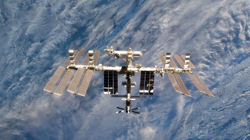 Fotografija: Posadka na ISS se je zatekla v kapsule, če bi morali postajo na hitro zapustiti. FOTO: NASA/AFP
