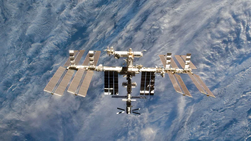 Fotografija: Posadka na ISS se je zatekla v kapsule, če bi morali postajo na hitro zapustiti. FOTO: NASA/AFP