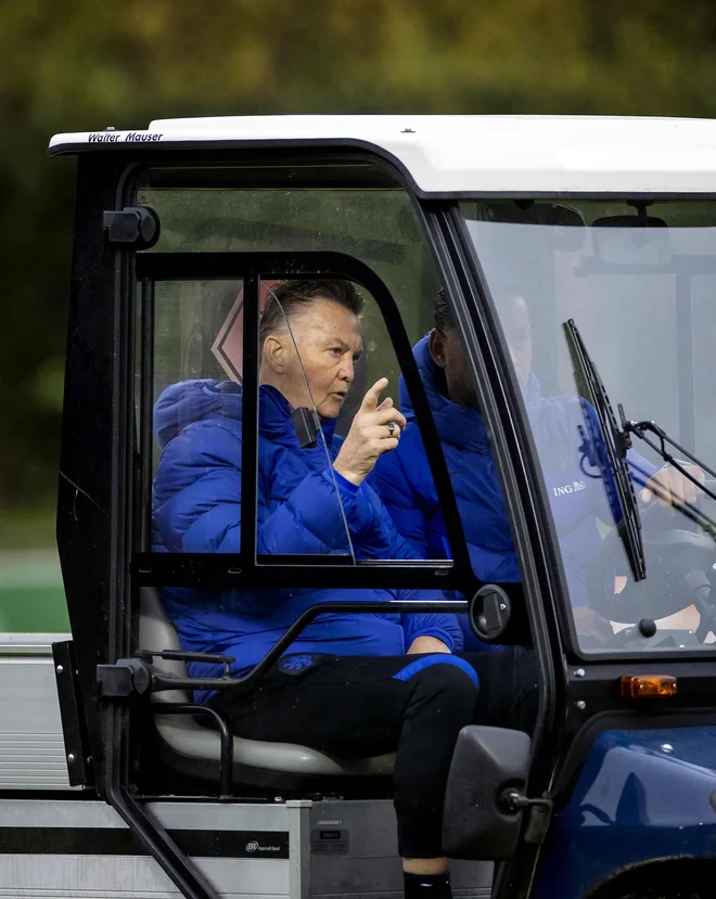 Louis van Gaal je že vajen vožnje v vozičku za golf. FOTO: Koen Van Weel/AFP
