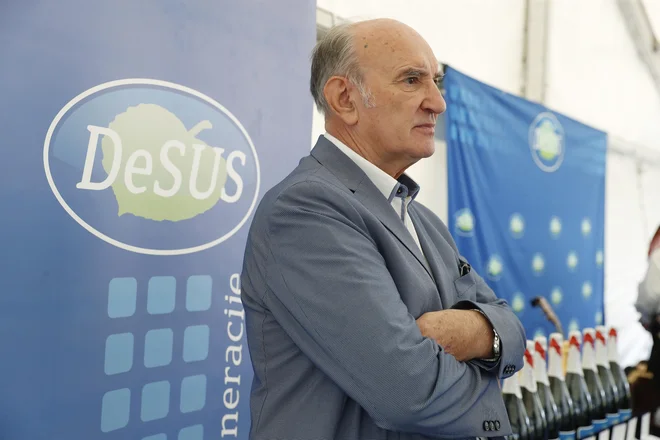 Predsednik stranke Ljubo Jasnič z idejo, da nepovezani poslanci vstopijo v poslansko skupino Desusa in gredo skupaj na volitve, ni prišel daleč. FOTO:&nbsp;Leon Vidic
