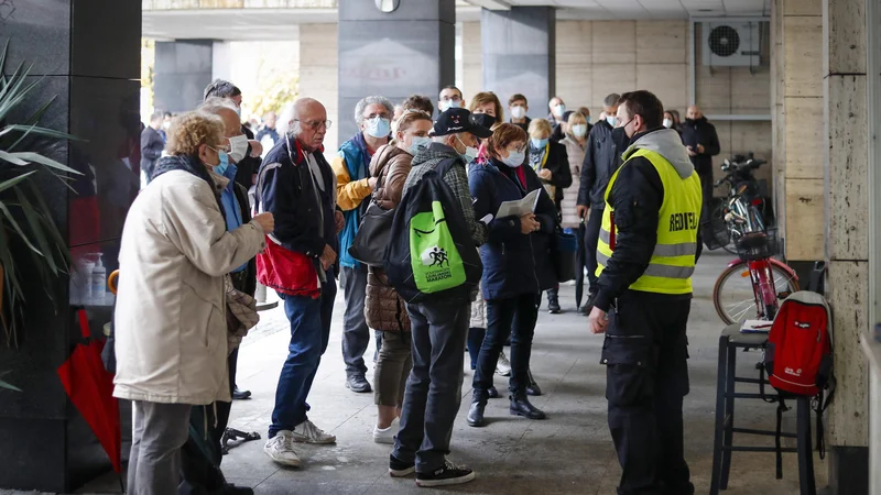 Fotografija: Čedalje več ljudi je pripravljenih zavihati rokav. Stroka je prepričana, da bi zdaj imeli precej boljše razmere, če bi to naredili poleti. FOTO: Matej Družnik/Delo
