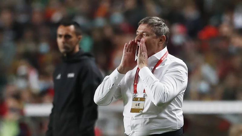 Fotografija: Dragan Stojković (na fotografiji) je z varovanci prejel gol v enem prvih napadov Portugalske, prislužil si je tudi opomin italijanskega sodnika Danieleja Orsata, nato pa proslavljal velik preobrat za končnih 2:1 (Sanches 2.; Tadić 33., Mitrović 90.). FOTO: Pedro Nunes/Reuters