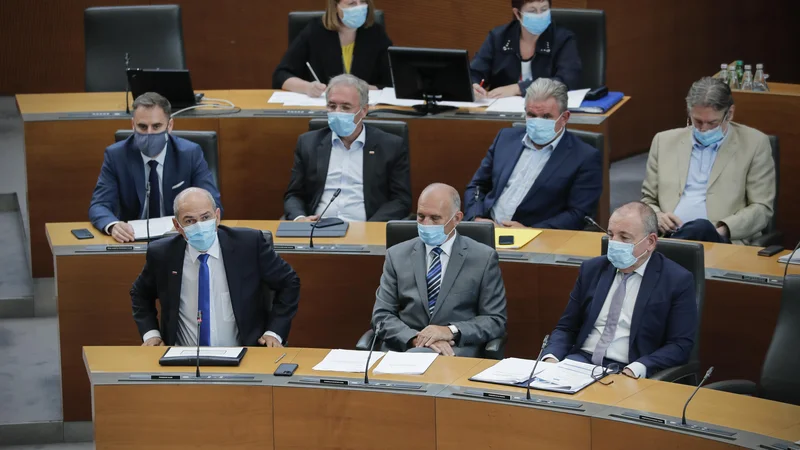 Fotografija: Ker gre za temeljne politične pravice in torej poseg v človekove pravice, je slišati veliko svaril pred prenagljenimi potezami. FOTO: Uroš Hočevar