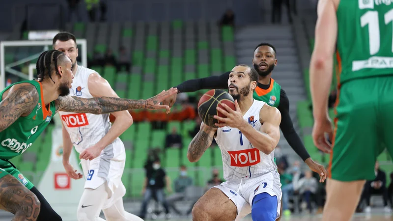 Fotografija: Justin Cobbs (z žogo) in Jacob Pullen (za njim) sta bila predlani soigralca pri zagrebški Cedeviti. FOTO: ABA