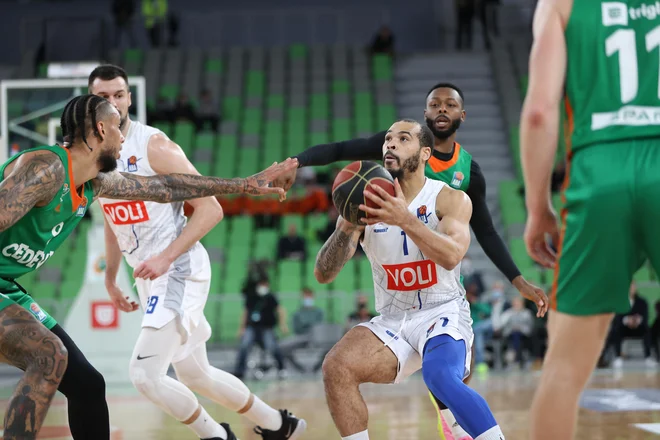 Justin Cobbs (z žogo) in Jacob Pullen (za njim) sta bila predlani soigralca pri zagrebški Cedeviti. FOTO: ABA
