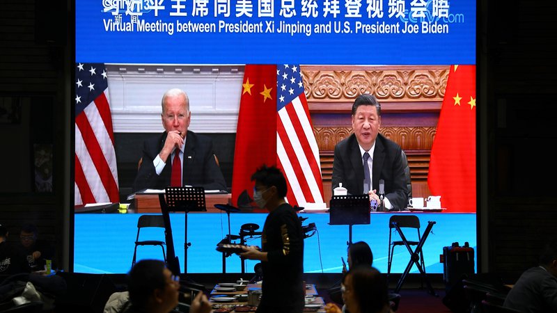 Fotografija: Joe Biden in Xi Jinping sta se kljub vsemu odločila, da se bosta z razpotja napotila v smeri miru. FOTO: Tingshu Wang/Reuters
