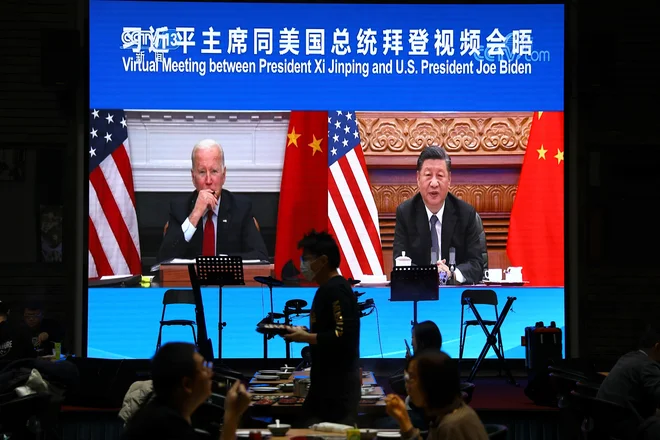 Joe Biden in Xi Jinping sta se kljub vsemu odločila, da se bosta z razpotja napotila v smeri miru. FOTO: Tingshu Wang/Reuters
