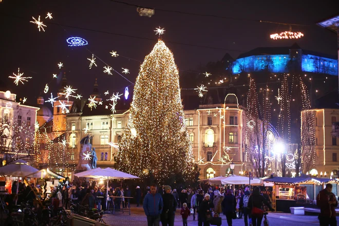 Praznična in osvetljena Ljubljana.decembra 2016. FOTO: Jure Eržen/Delo
