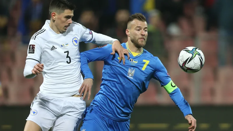 Fotografija: Ukrajinski kapetan Andrej Jarmolenko (ob njem Denis Hadžikadunić, reprezentant BiH) se je s soigralci v Zenici veselil uvrstitve v dodatne kvalifikacije za SP: FOTO: Dado Ruvić/Reuters