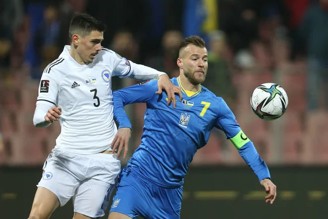 Ukrajinski kapetan Andrej Jarmolenko (ob njem Denis Hadžikadunić, reprezentant BiH) se je s soigralci v Zenici veselil uvrstitve v dodatne kvalifikacije za SP: FOTO: Dado Ruvić/Reuters
