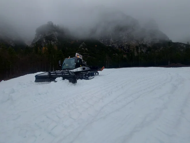 Konec tedna so sneg s planiške deponije, dobro zavarovane pred toploto, začeli razvažati na progo. FOTO: Nordijski center Planica
