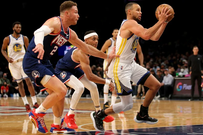 Prvi zvezdnik moštva iz San Francisca Golden State Stephen Curry (desno) je švigal in zadeval tudi pri enemu od favoritov za šampionski prstan Brooklynu. FOTO: Brad Penner/Usa Today Sports
