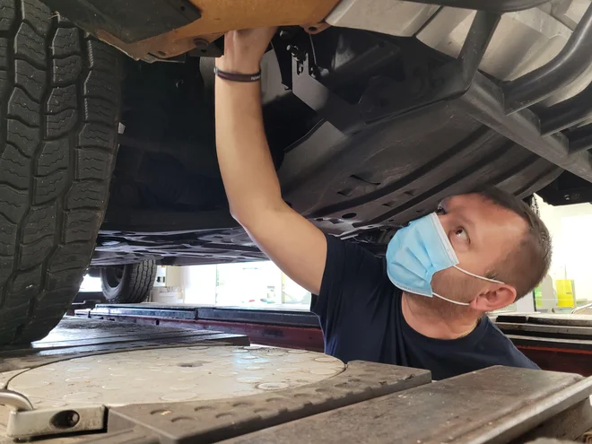 &raquo;AMZS testi celoletnih pnevmatik kažejo, da so celoletne pnevmatike še vedno kompromis in da ne zmorejo enakih lastnosti kot specializirane pnevmatike,&laquo; opozarja Janez Kajzar. FOTO AMZS
