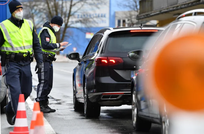 Oblasti v Avstriji so spremembe glede prehajanja meje sprejele v torek, veljati pa začnejo v ponedeljek. FOTO: Barbara Gindl/AFP

