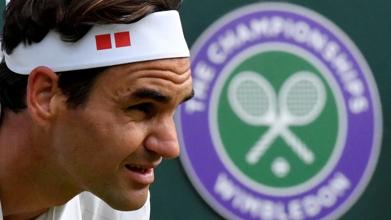 Fotografija: Roger Federer med zadnjim nastopom v Wimbledonu, kjer ga je prepričljivo ugnal Poljak Hubert Hurkacz. FOTO: Toby Melville/Reuters