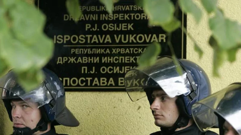 Fotografija: Leta 2013 so v Vukovarju začeli postavljati prve dvojezične table, a so s tem razburili lokalne prebivalce. Zbrali so se protestniki, ki so hodili od table do table ter jih odstranili ali uničili. FOTO: Cropix