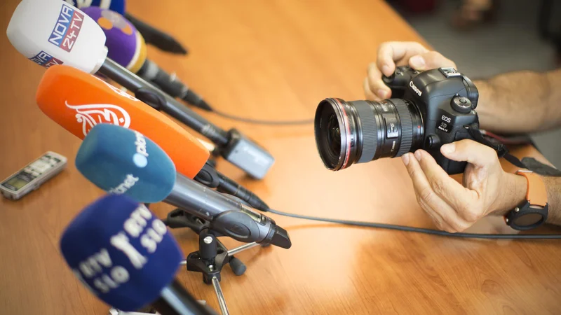 Fotografija: Na Zahodu nekdo, ki ravna v nasprotju z načeli integritete, praviloma ponudi svoj odstop, pri nas pa vztraja na funkciji in se izgovarja na napake pritožnikov. FOTO: Jure Eržen/Delo
