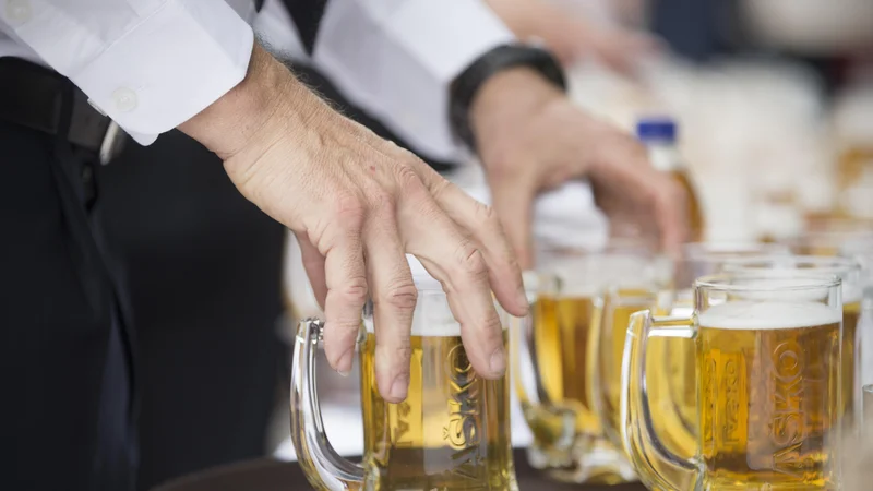 Fotografija: Med epidemijo smo veliko delali od doma in zelo malo vemo, kaj se je z uživanjem alkohola dogajalo za zaprtimi vrati. FOTO: Jure Eržen/Delo