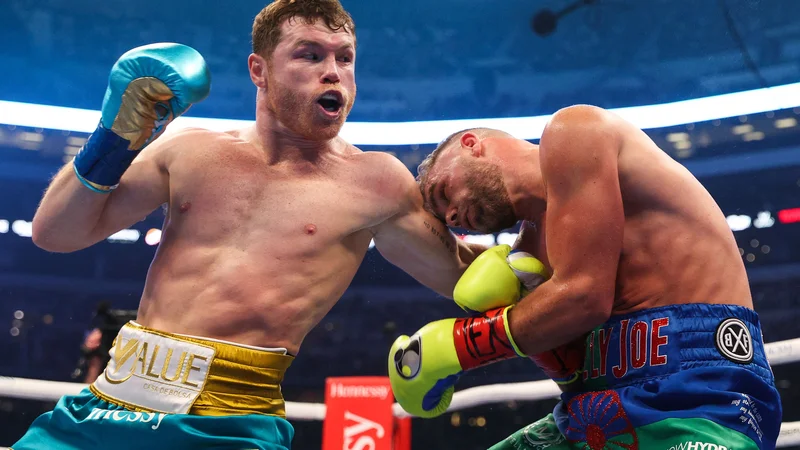 Fotografija: Saul Alvarez (levo) je maja v teksaškem Arlingtonu opravil tudi z Angležem Billyjem Joejem Saundersom. FOTO: Ed Mulholland/AFP
