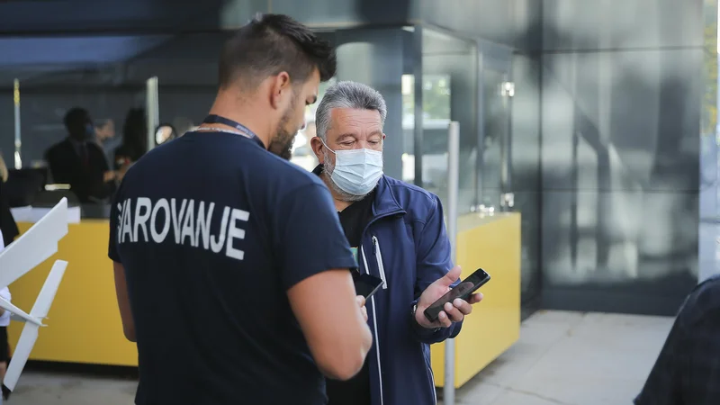 Fotografija: Pomanjkanje varnostnikov ponekod rešujejo s študenti. FOTO: Jože Suhadolnik/Delo