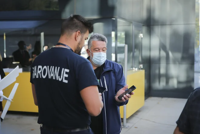 Pomanjkanje varnostnikov ponekod rešujejo s študenti. FOTO: Jože Suhadolnik/Delo