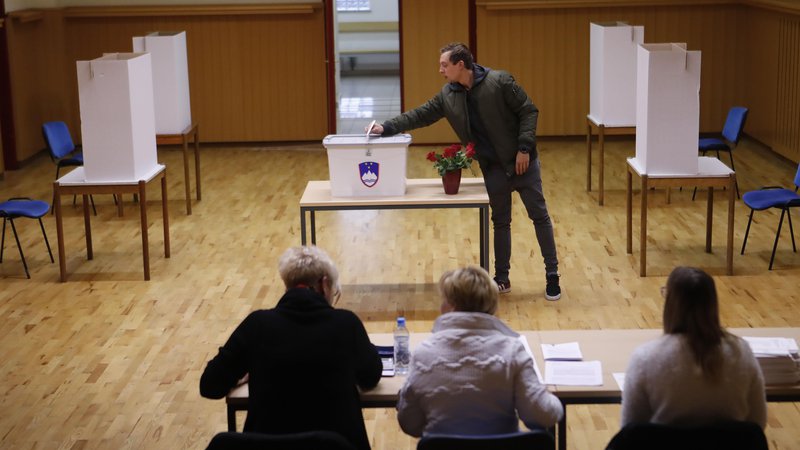 Fotografija: Za drugi krog predsedniških volitev je treba plačati predvsem 18.000 ljudem, ki delujejo v volilnih odborih, njihova dnevna postavka pa je 57 evrov. FOTO: Leon Vidic/Delo
