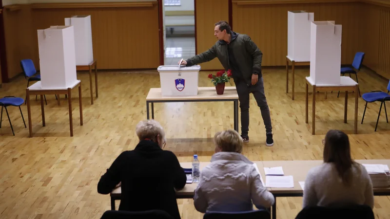 Fotografija: Za drugi krog predsedniških volitev je treba plačati predvsem 18.000 ljudem, ki delujejo v volilnih odborih, njihova dnevna postavka pa je 57 evrov. FOTO: Leon Vidic/Delo